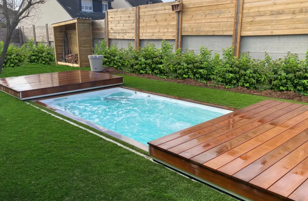 Piscine nova avec protection terrasse bois coulissant